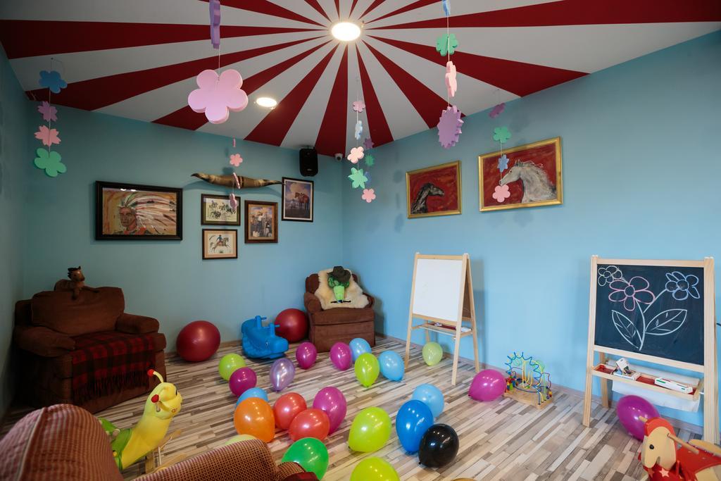 Little Texas Iasi Hotel Екстериор снимка
