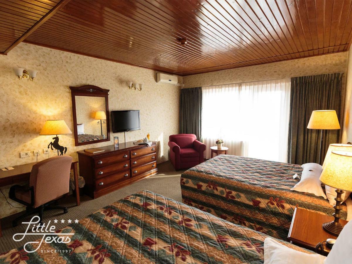Little Texas Iasi Hotel Екстериор снимка