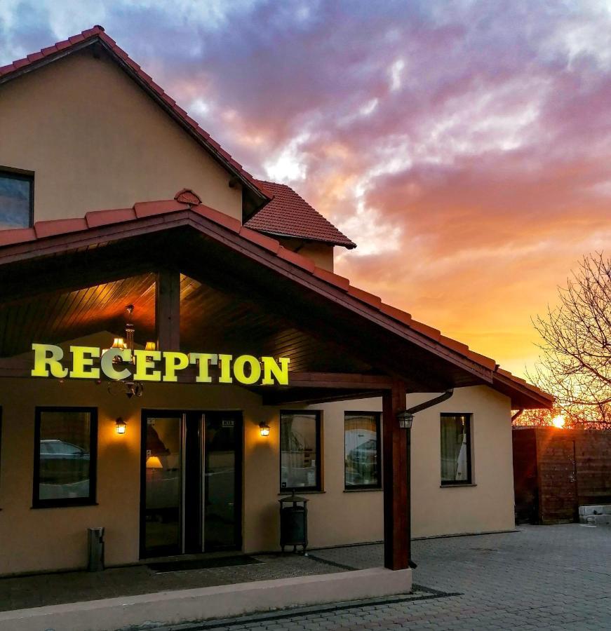 Little Texas Iasi Hotel Екстериор снимка
