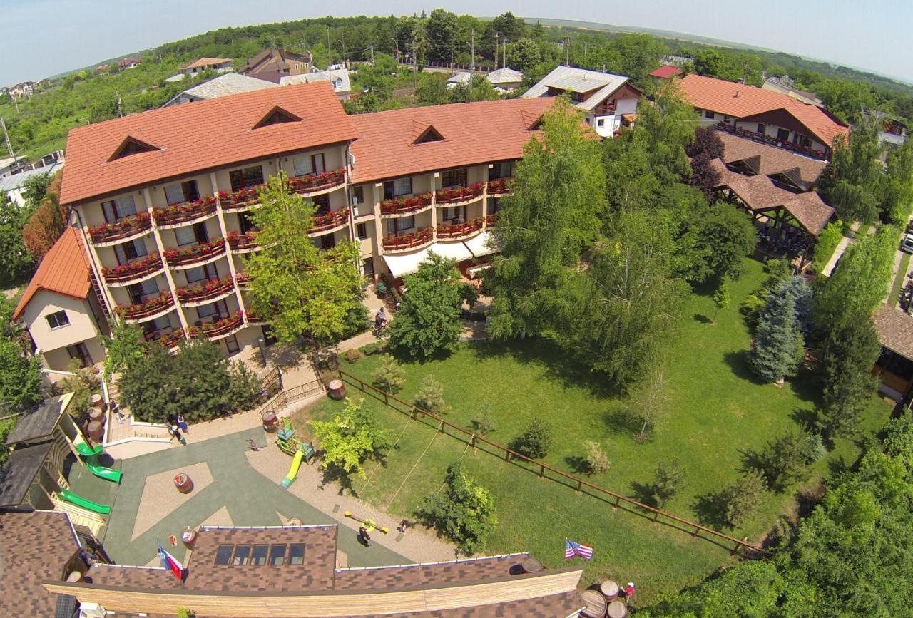 Little Texas Iasi Hotel Екстериор снимка